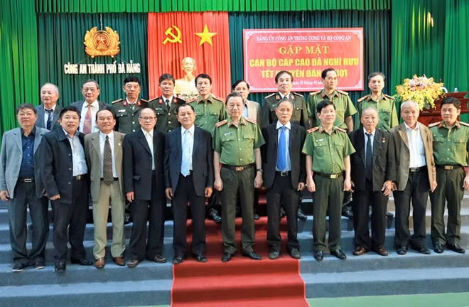 Lãnh đạo Bộ Công an và Công an các địa phương chụp ảnh lưu niệm với cán bộ Công an hưu