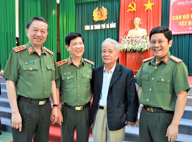 Bộ trưởng Tô Lâm và Thứ trưởng Nguyễn Văn Sơn thăm hỏi, trò chuyện với các đại biểu