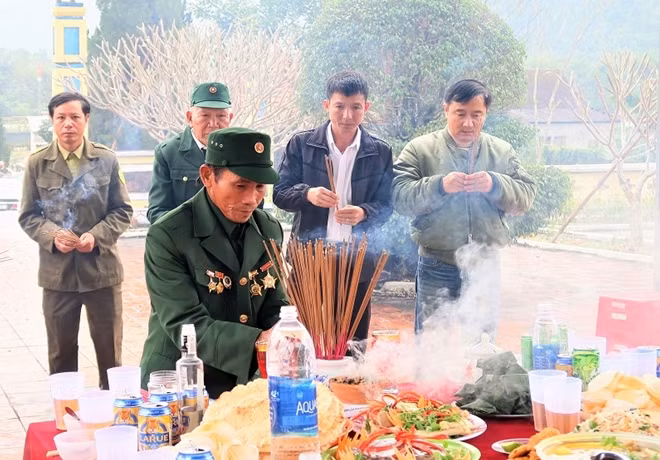 Các cựu chiến binh, cựu TNXP thay hoa trên mộ và thắp hương tưởng nhớ đồng đội