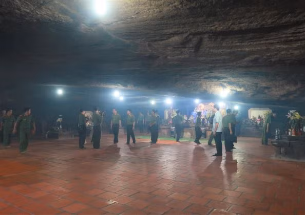 Đoàn công tác tham quan thắng cảnh Chùa Hang trên đảo Lý Sơn. Đoàn công tác tham quan thắng cảnh Chùa Hang trên đảo Lý Sơn.