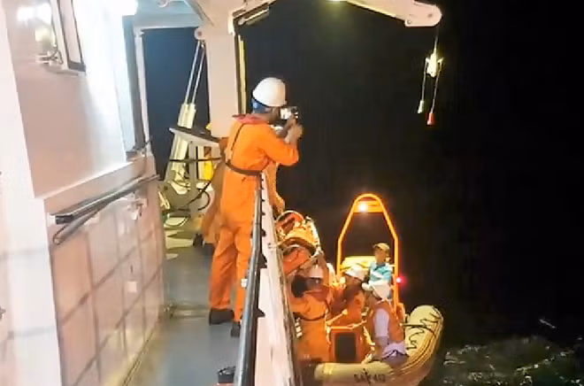 Lực lượng cứu hộ tiếp tục đưa bệnh nhân lên tàu SAR 412 để đưa về đất liền