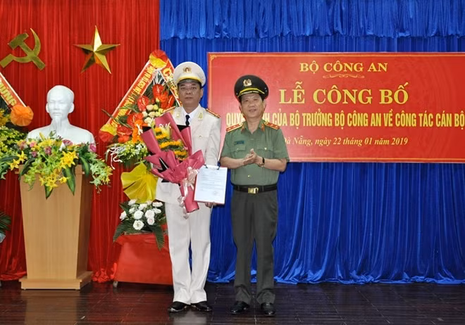 Thứ trưởng Nguyễn Văn Sơn trao quyết định bổ nhiệm cho Đại tá Quách Hữu Trung
