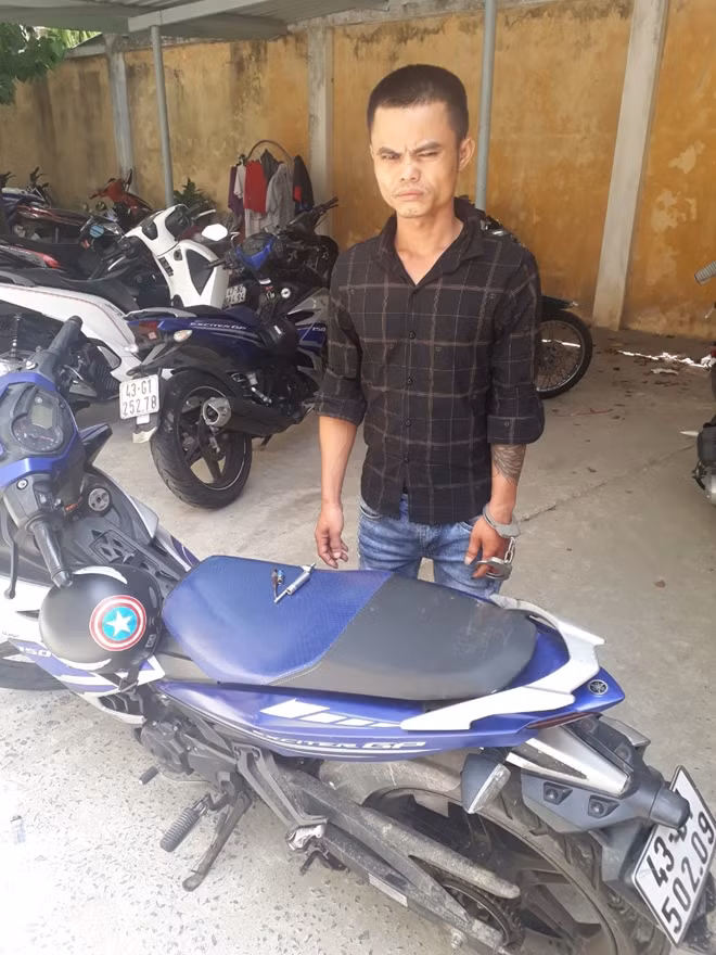 Nguyễn Duy Quỳnh và chiếc xe Exciter vừa bị Công an quận Sơn Trà thu giữ