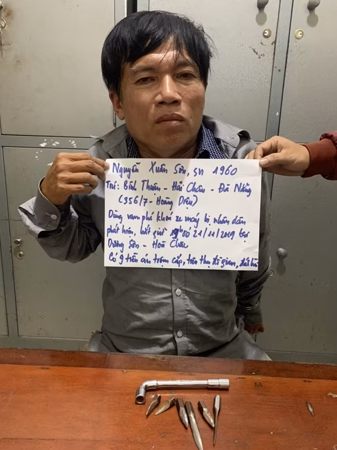 Đối tượng Nguyễn Xuân Sơn và dụng cụ dùng để phá khóa xe máy