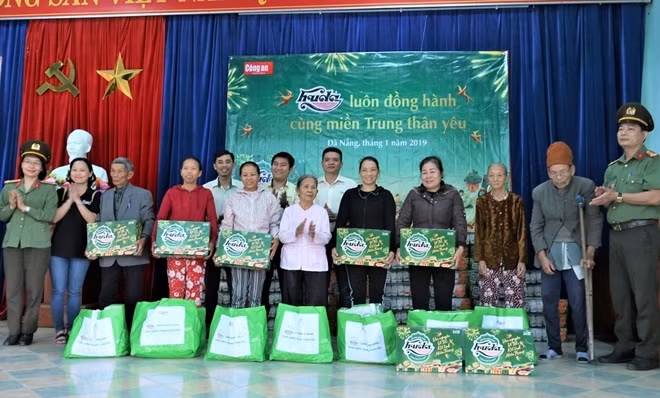 Đại diện Báo CAND cùng đơn vị tài trợ và Công an TP Đà Nẵng trao quà cho các hộ nghèo xã Hòa Ninh, huyện Hòa Vang