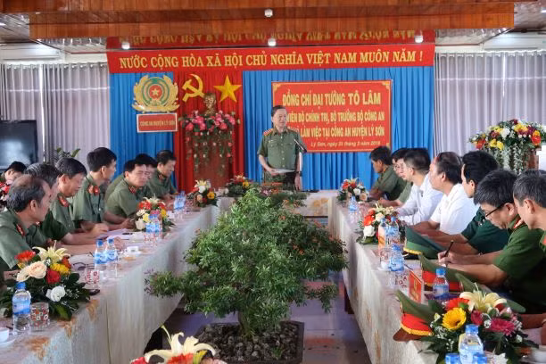 Bộ trưởng Tô Lâm làm việc với lãnh đạo huyện đảo Lý Sơn và Công an huyện. Bộ trưởng Tô Lâm làm việc với lãnh đạo huyện đảo Lý Sơn và Công an huyện.