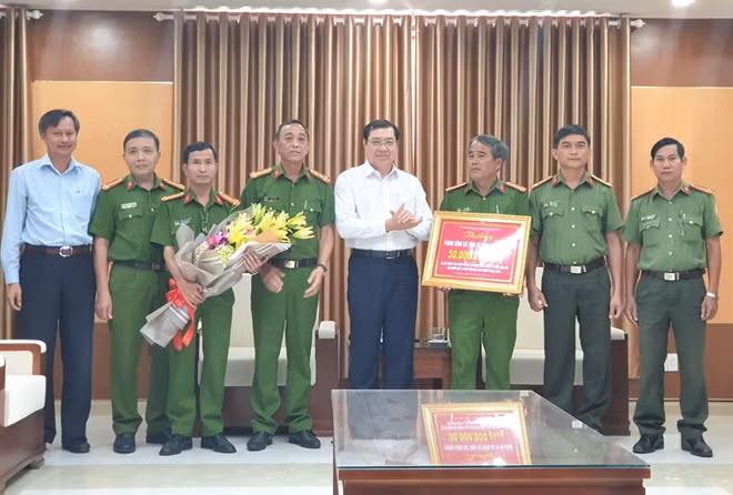 Chủ tịch UBND TP Đà Nẵng khen thưởng các tập thể, cá nhân đã khám phá vụ án.