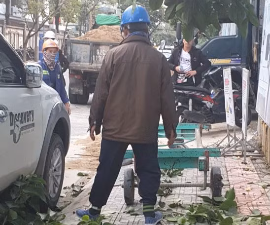 Chiếc xe đẩy thô sơ màu xanh rơi từ trên cao xuống vỉa hè Chiếc xe đẩy thô sơ màu xanh rơi từ trên cao xuống vỉa hè