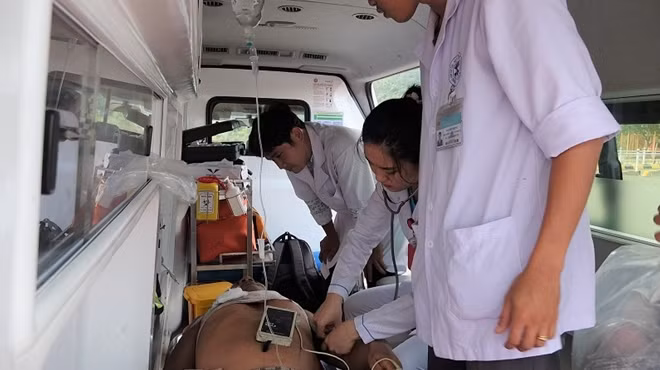 Các bác sĩ chăm sóc cho nạn nhân trên đường về đất liền
