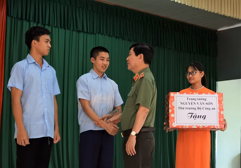 Thứ trưởng Nguyễn Văn Sơn động viên học sinh Trường giáo dưỡng số 3