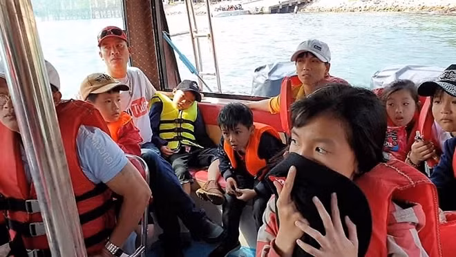 Khánh lên tàu rất đông, nhiều người không có ghế ngồi, cũng chẳng có áo phao.