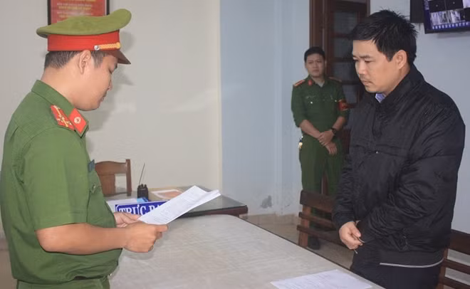 Cơ quan Công an đọc lệnh bắt giam đối với Nguyễn Xuân Phú
