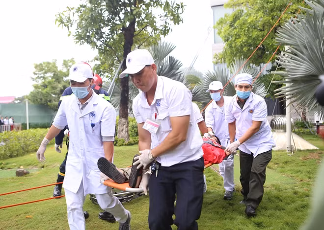 Lực lượng y tế nhanh chóng có mặt, hỗ trợ các nạn nhân