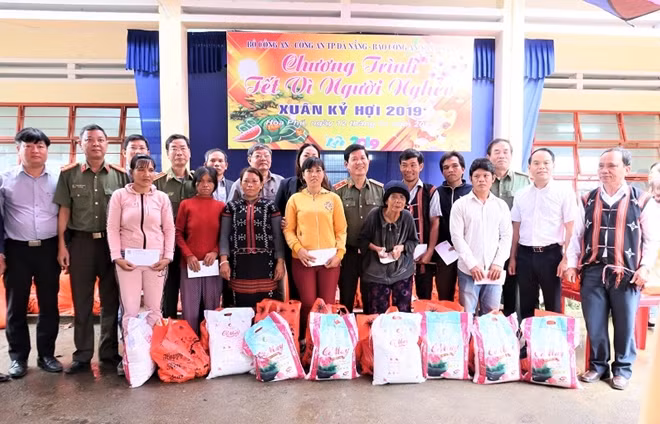 Thứ trưởng Nguyễn Văn Sơn và đoàn công tác cùng nhà tài trợ trao tặng quà tết cho người dân thôn Phú Túc