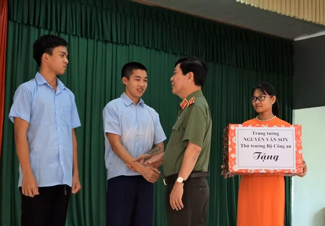 Hai học sinh đại diện cho hơn 100 học sinh Trường Giáo dưỡng số 3 nhận quà tết từ Thứ trưởng Nguyễn Văn Sơn.