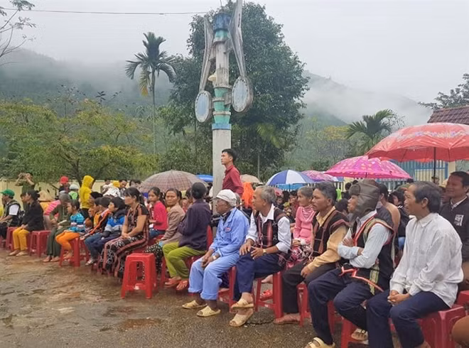 Người dân thôn Tà Lang-Giàn Bí phấn khởi đón Thứ trưởng Nguyễn Văn Sơn và đoàn công tác đến thăm, tặng quà tết