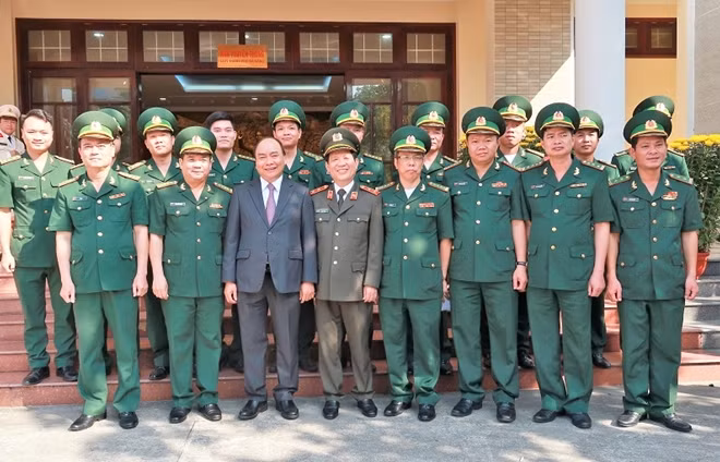 Thủ tướng Nguyễn Xuân Phúc với lãnh đạo các cơ quan vũ trang trên địa bàn TP Đà Nẵng