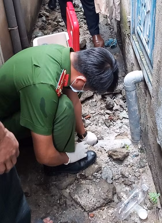 Cơ quan Công an kiểm tra đường ống xả thải trái phép của Công ty CP Tập đoàn Sơn Việt Nam