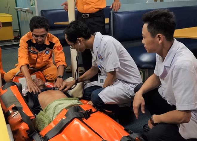 Bệnh nhân được thăm khám, cấp cứu trên tàu cứu hộ
