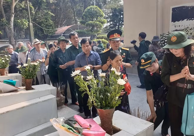 Hội Cựu TNXP Việt Nam và các đơn vị thăm viếng, dâng hương Nghĩa trang Liệt sĩ Đồng Lộc