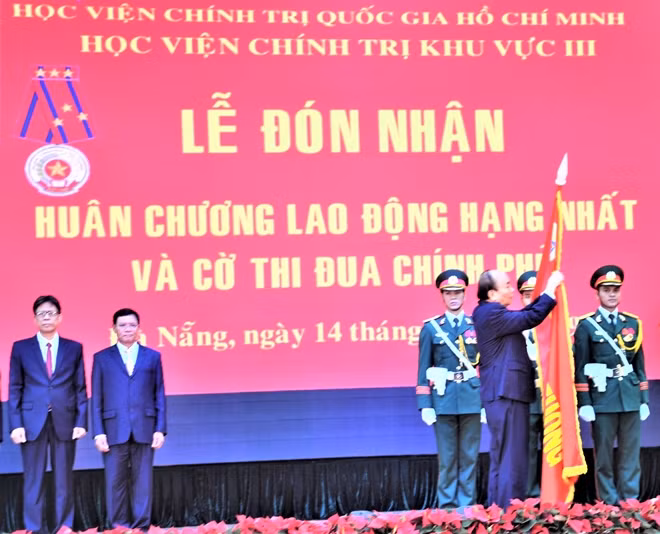 Thủ tướng Nguyễn Xuân Phúc trao Huân chương Lao động Hạng I của Chủ tịch nước trao tặng Học viện Chính trị Khu vực III
