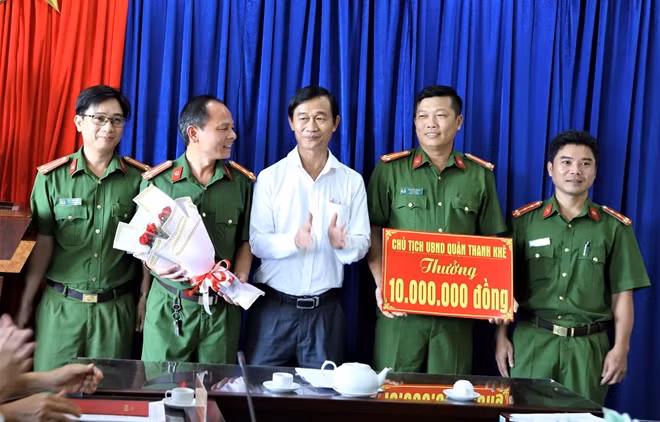 Khen thưởng đơn vị cá nhân tham gia phá án.