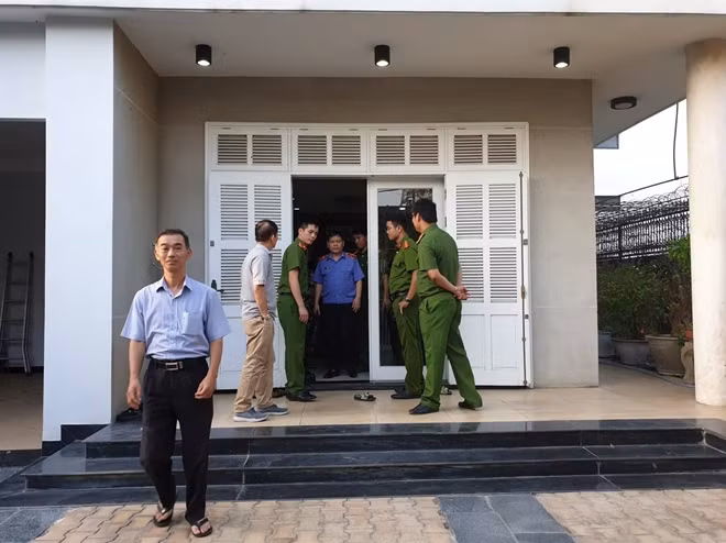 Cơ quan chức năng hoàn thành việc khám nhà ông Nguyễn Thanh Sang chiều 19-3.