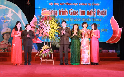 Trung tướng Trần Văn Nhuận, Phó Tổng cục trưởng Tổng cục Chính trị CAND tặng hoa cho Ban Chấp hành Hội Phụ nữ Tổng cục qua các thời kỳ.