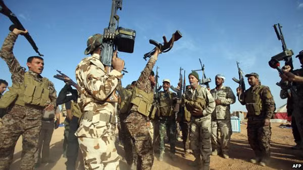 Lực lượng Hồi giáo dòng Shi'ite và quân đội Iraq. Anhr: VOA.
