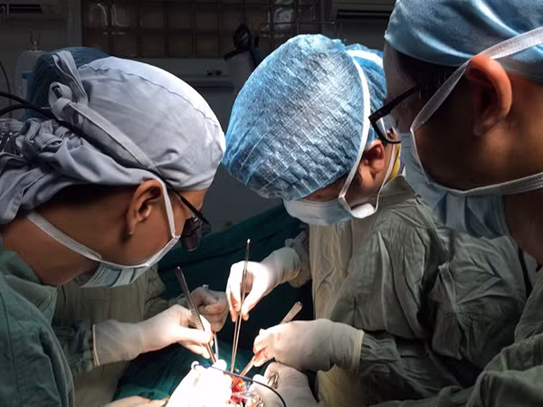 Ê kíp phối hợp 3 Chuyên khoa phẫu thuật cho bệnh nhân. Ê kíp phối hợp 3 Chuyên khoa phẫu thuật cho bệnh nhân.