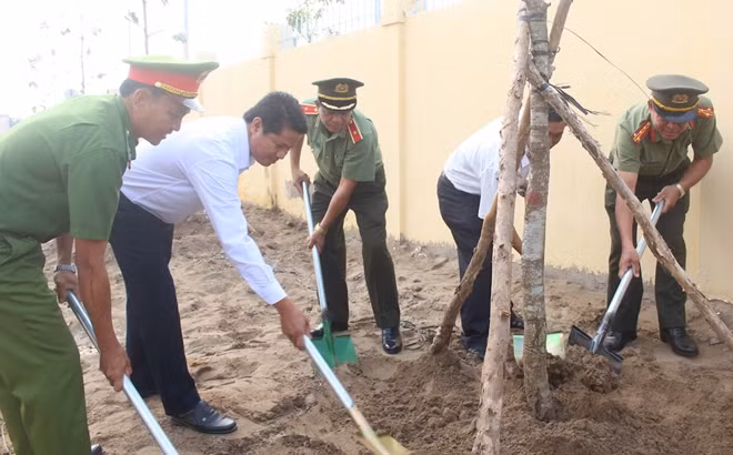 Ban giám đốc Công an tỉnh, lãnh đạo Huyện ủy, UBND huyện Duyên Hải và cán bộ, chiến sỹ trồng cây xanh.