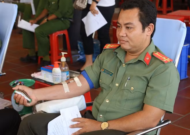 Nhiều cán bộ chiến sĩ, đoàn viên thanh niên tích cực hiến máu.