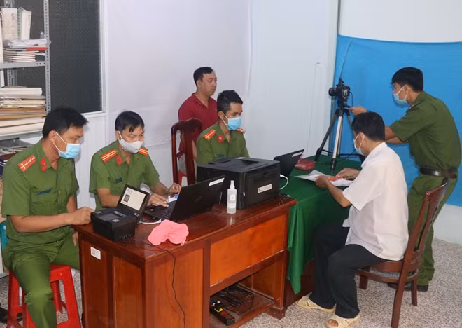 Công an huyện Vũng Liêm cấp căn cước công dân có gắn chip điện tử cho công dân tại trụ sở Công an huyện.
