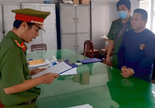Cơ quan điều tra tống đạt quyết định khởi tố bị can.
