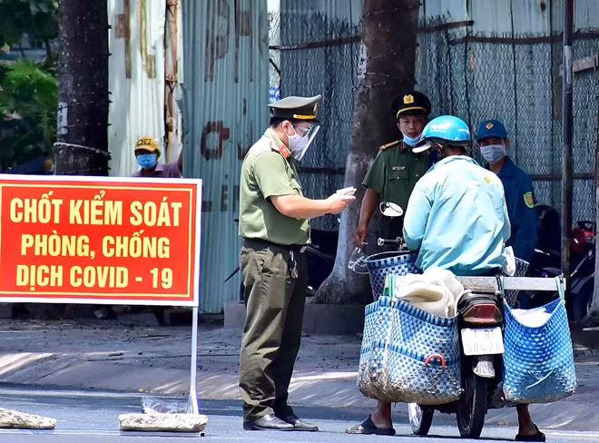 Chốt kiểm soát người vào TP Vĩnh Long.