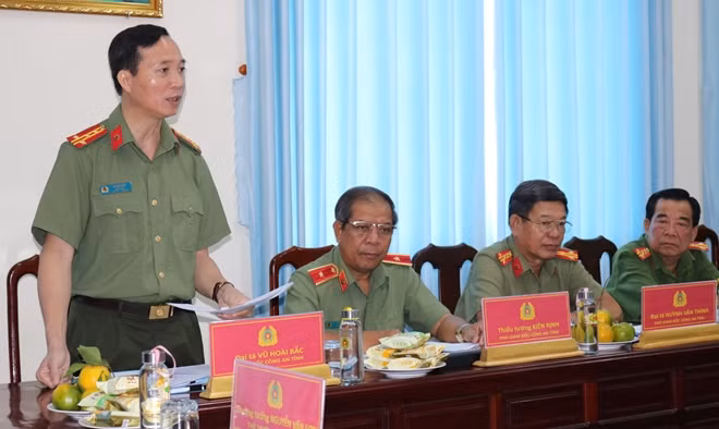Đại tá Vũ Hoài Bắc, Giám đốc Công an tỉnh Trà Vinh, báo cáo kết quả các mặt công tác.