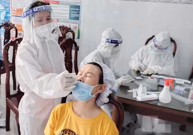 Nhân viên y tế lấy mẫu xét nghiệm RT-PCR cho các công ở các doanh nghiệp trên địa bàn TP Sa Đéc.