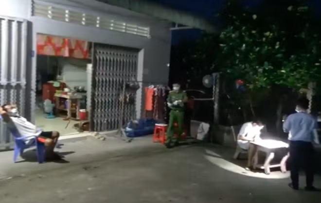 Lực lượng chức năng lập biên bản các trường hợp vi phạm.