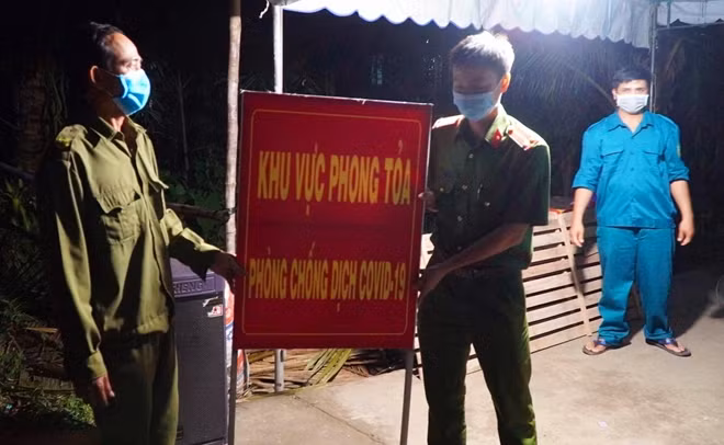 Lực lượng chức năng gỡ hàng rào phong tỏa.