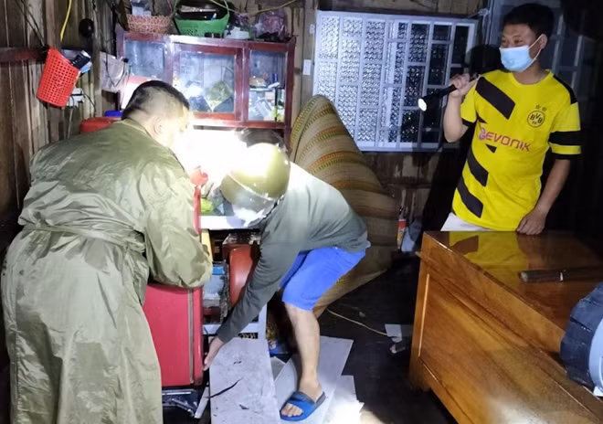 Lực lượng Công an giúp người dân di dời tài sản đến nơi an toàn.