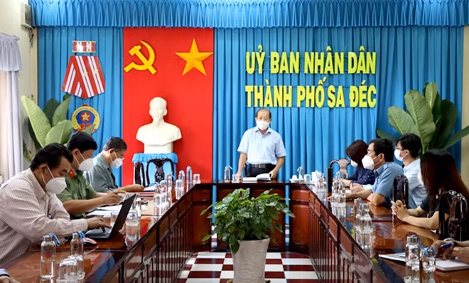 Ông Đoàn Tấn Bửu, Phó chủ tịch UBND tỉnh Đồng Tháp, chỉ đạo xử lý ổ dịch tại TP Sa Đéc.