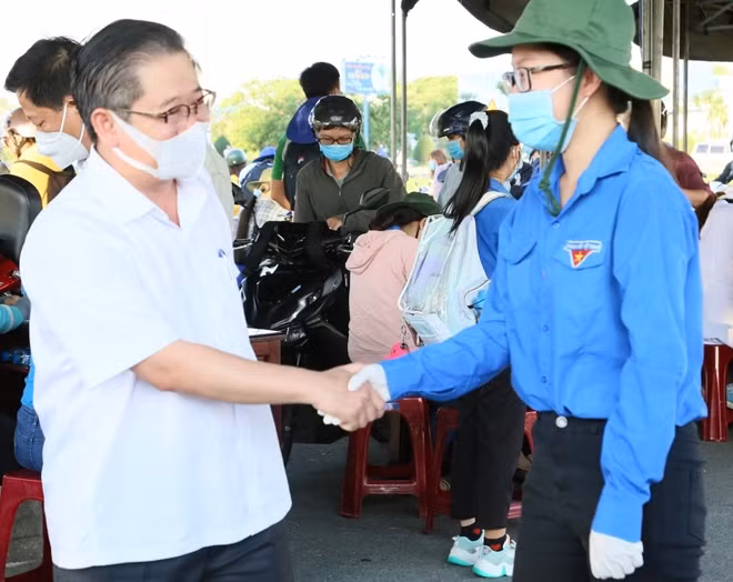 Chủ tịch UBND TP Cần Thơ thăm, động viên lực lượng ở tuyến đầu chống dịch.