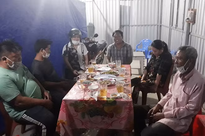 6 người tụ tập ăn nhậu bị phạt 90 triệu đồng.