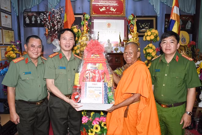 Đại tá Vũ Hoài Bắc tặng quà Hòa thượng Thạch Sok Xane, Phó Chủ tịch Hội đồng trị sự Trung ương giáo hội phật giáo Việt Nam, Trưởng ban trị sự phật giáo tỉnh Trà Vinh, Chủ tịch Hội Đoàn kết sư sãi yêu nước tỉnh, Trụ trì chùa Âng.