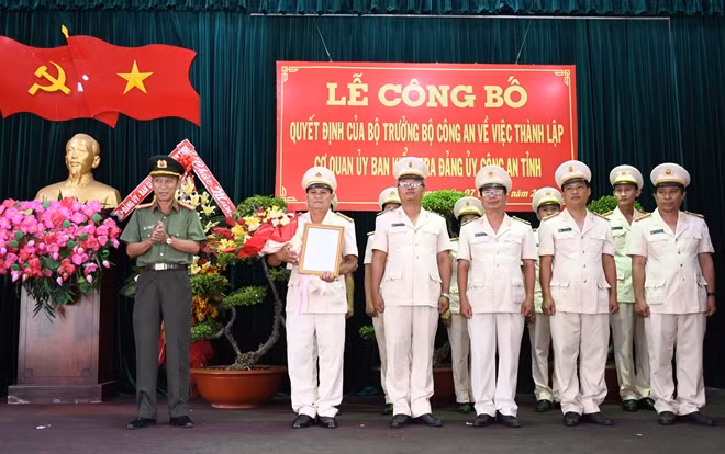 Đại tá Nguyễn Văn Nhựt trao quyết định thành lập Cơ quan Ủy ban kiểm tra Đảng ủy Công an tỉnh Tiền Giang.