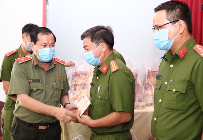 Thiếu tướng Nguyễn Văn Thuận, tặng quà Tết cho lực lượng Công an xã, thị trấn.