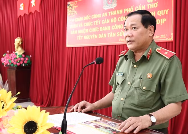 Thiếu tướng Nguyễn Văn Thuận, Giám đốc Công an TP Cần Thơ chúc Tết và giao nhiệm vụ cho các đơn vị Công an trên địa bàn thành phố.