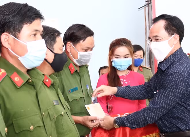 Đồng chí Đào Ngọc Chi, Bí thư Huyện ủy Phong Điền, tặng quà cho CBCS.