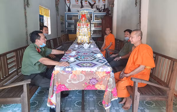 Đại tá Đoàn Minh Lý, Giám đốc Công an tỉnh Vĩnh Long thăm hỏi và tặng quà các chức sắc tôn giáo trên địa bàn. Đại tá Đoàn Minh Lý, Giám đốc Công an tỉnh Vĩnh Long thăm hỏi và tặng quà các chức sắc tôn giáo trên địa bàn.