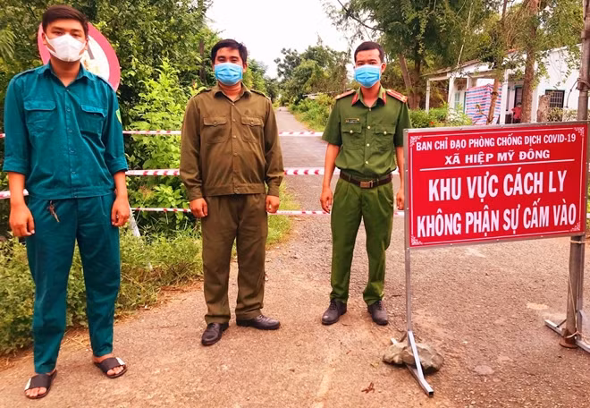 Lực lượng thực hiện nhiệm vụ tại khu vực cách ly y tế ở xã Hiệp Mỹ Đông, huyện Cầu Ngang.